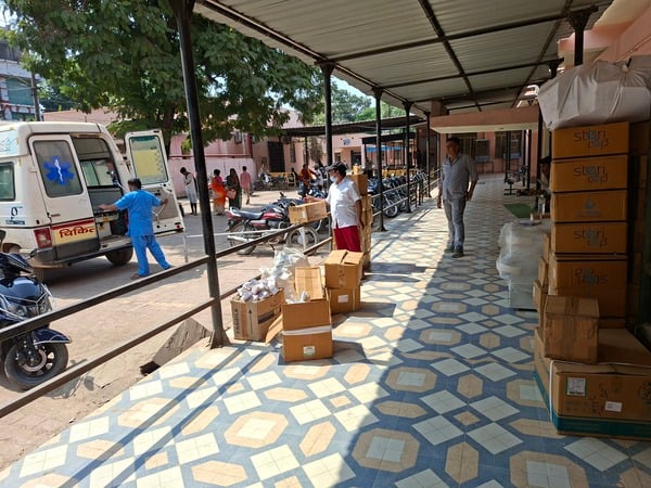 Lalitpur News: मेडिकल कॉलेज को उपलब्ध कराई गईं दवाएं