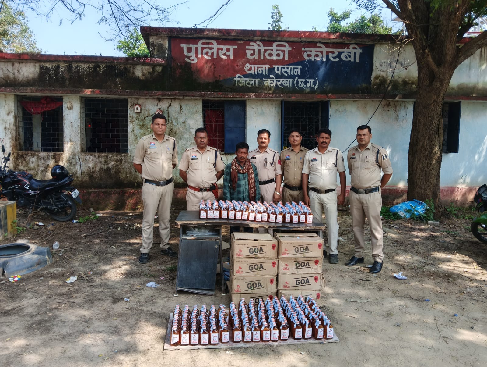 धान के खेत में फसलों के बीच छिपाकर रखी अंग्रेजी जब्त