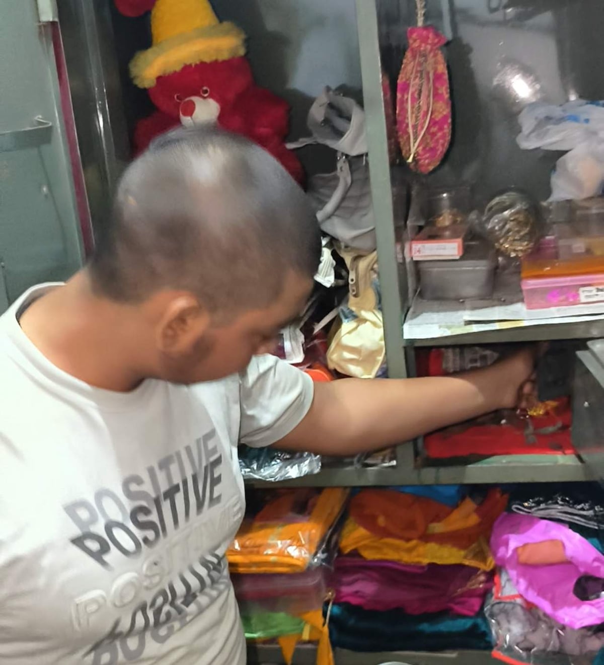Chandauli News: ठेकेदार ने सड़क पर गिट्टी बिछाकर रोका काम, राहगीर हो रहे परेशान