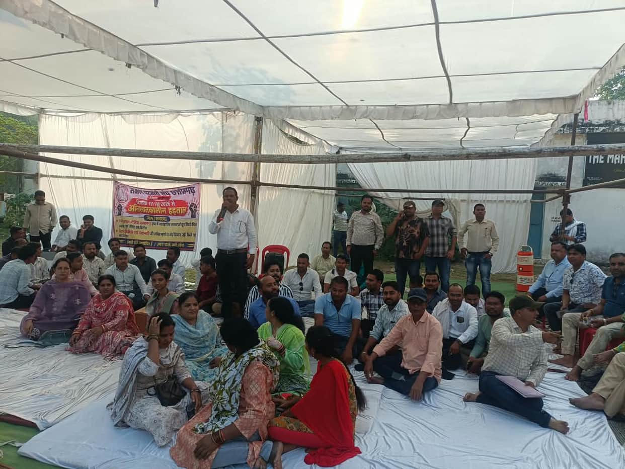 Kabirdham: Patwaris’ Indefinite Strike Over PV App Issues and Pending Demands Enters Second Day.Crop Verificat