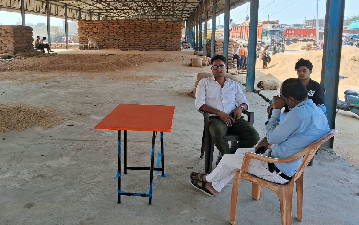 Budaun News: दूसरे दिन भी सेंटरों पर नहीं हुई खरीद, कई केंद्रों से गायब दिखे प्रभारी