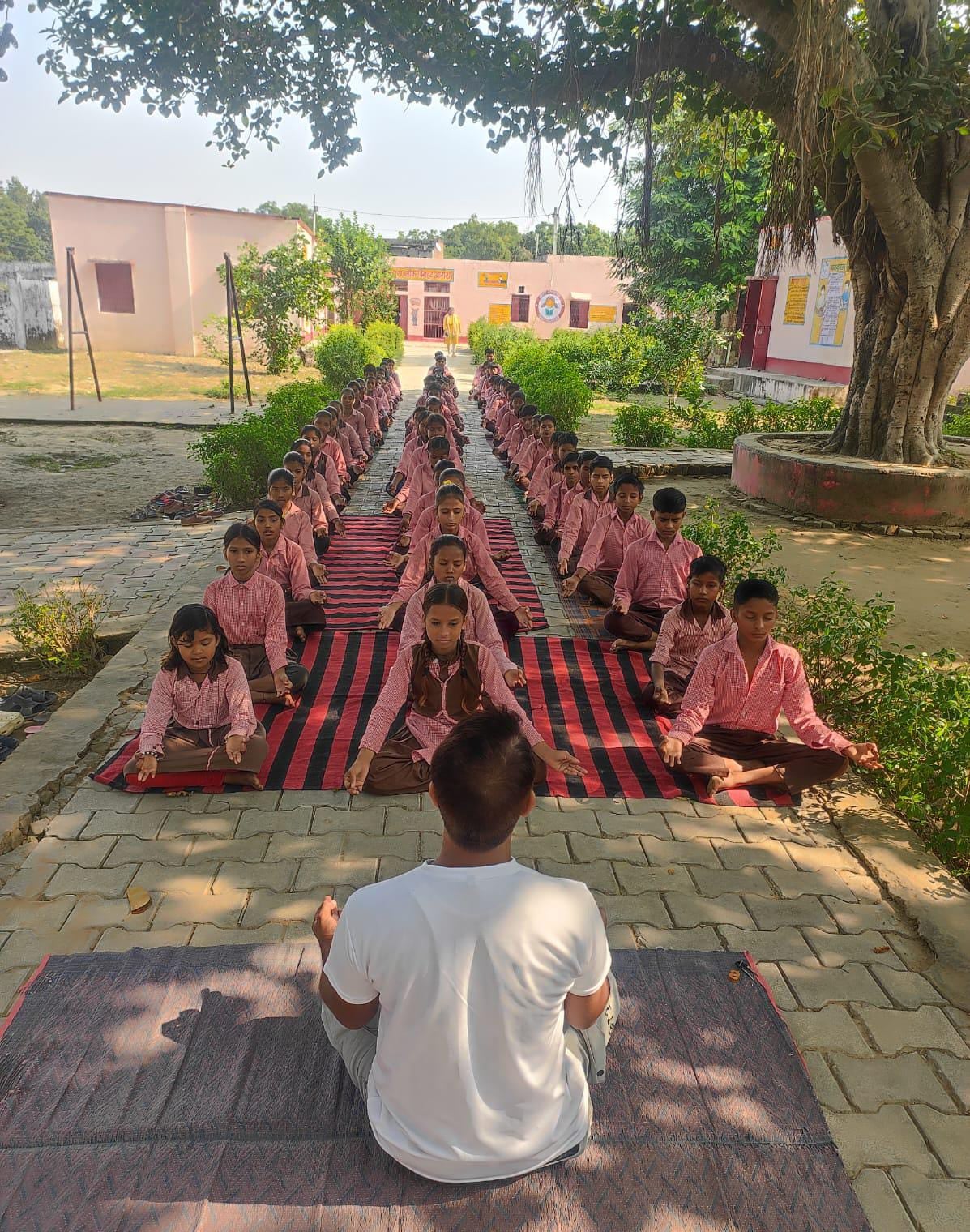 Agra News: स्कूल में छात्र-छात्राओं को सिखाए योग के गुर