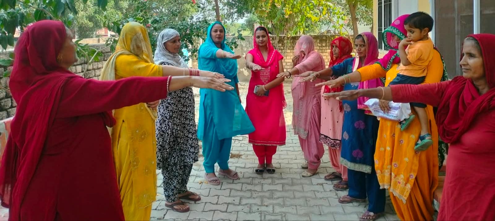 14जेएनडी06: जाजवान गांव में ग्रामीण महिलाओं को जागरूक कर बेटी बचाओ बेटी पढ़ाओ के लिए शपथ दिलवात
