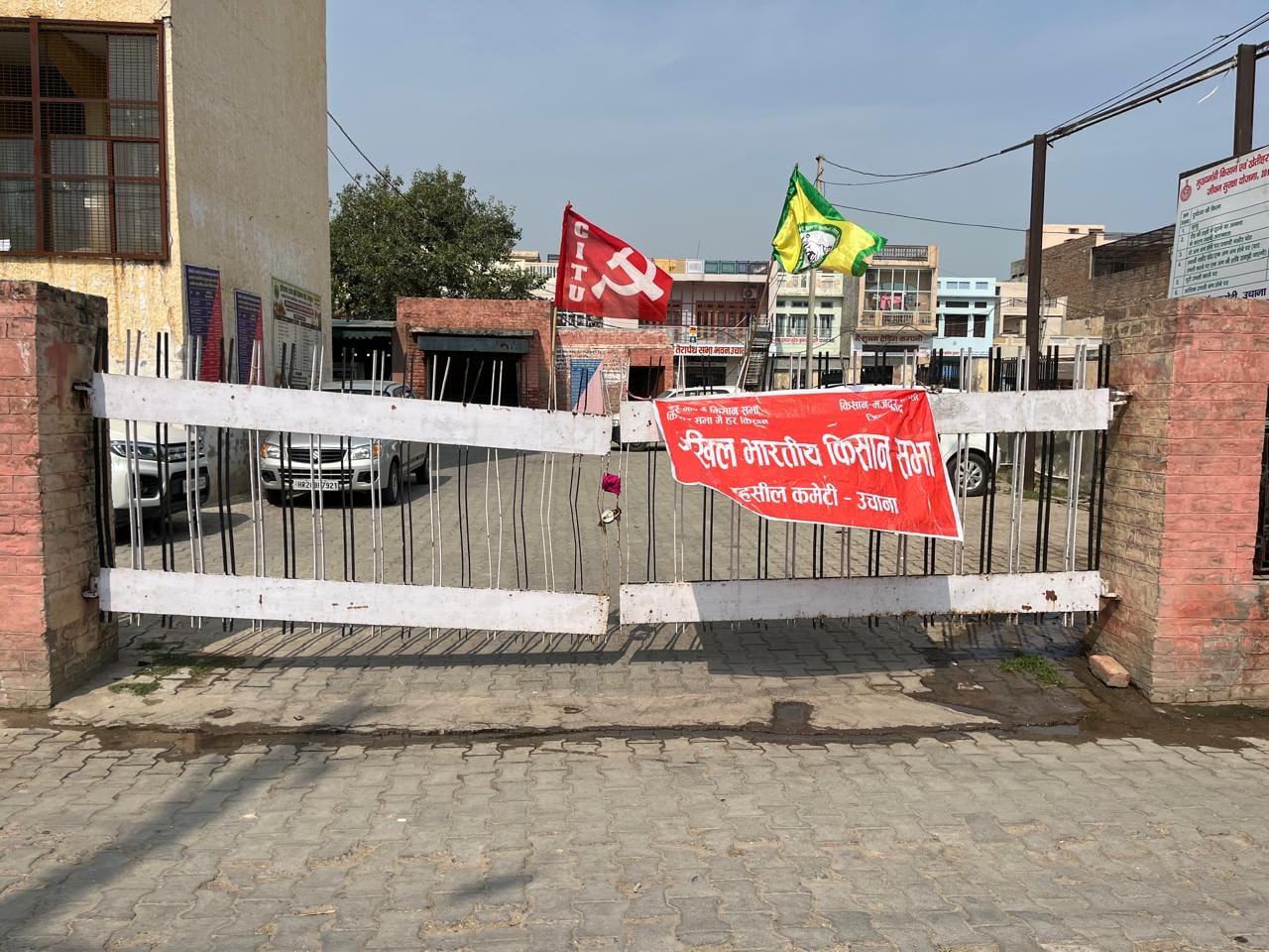 14उचाना01 : उचाना मार्केट कमेटी कार्यालय पर जड़ा गया ताला। संवाद