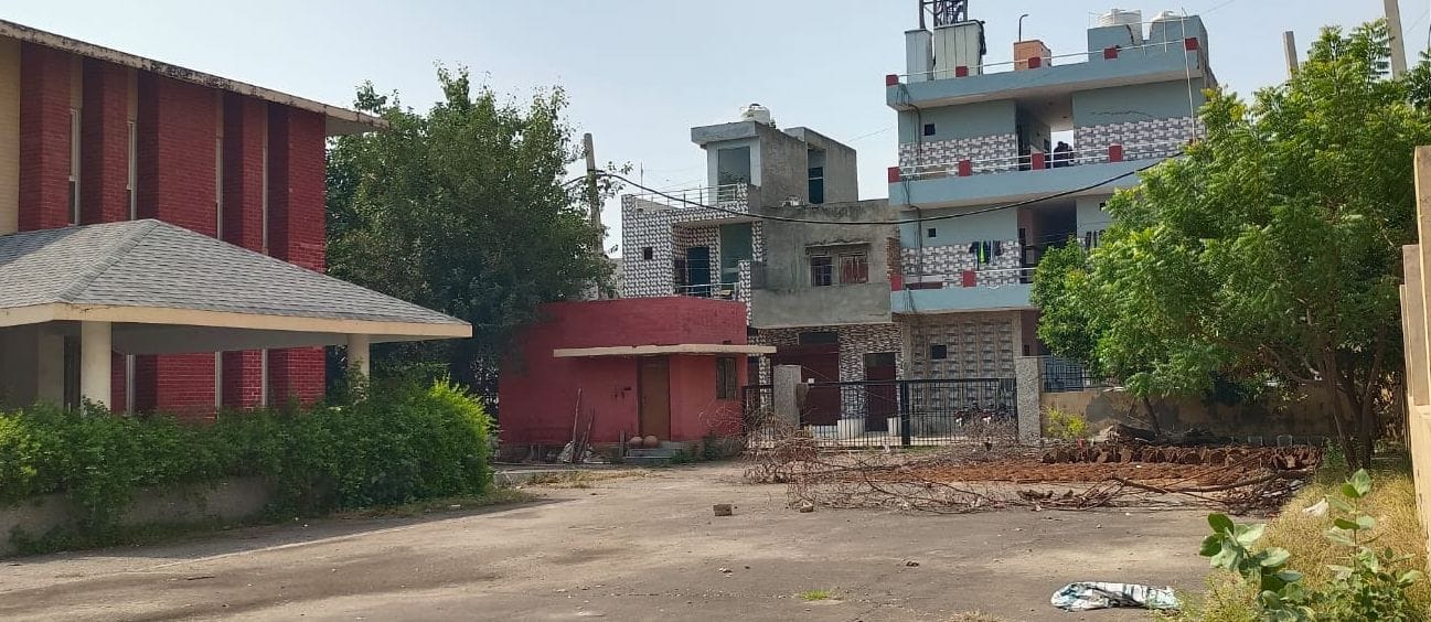 16 : नया बस स्टैंड के बाहर 7 करोड़ के सामुदायिक केंद्र में बनाए गए उपले। संवाद
