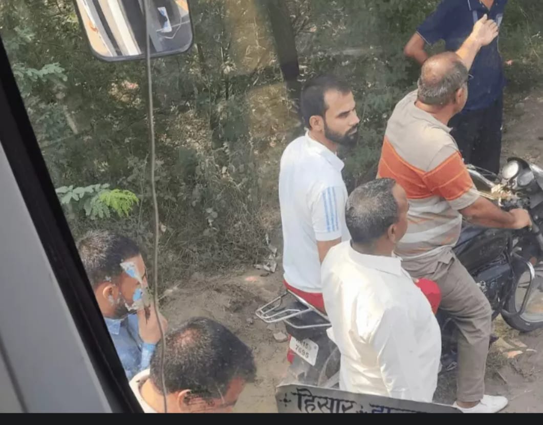 37- रोहतक के महम में बस चालक को पीटने के बाद जाते संदिग्ध युवक। स्रोत : सोशल मीडिया