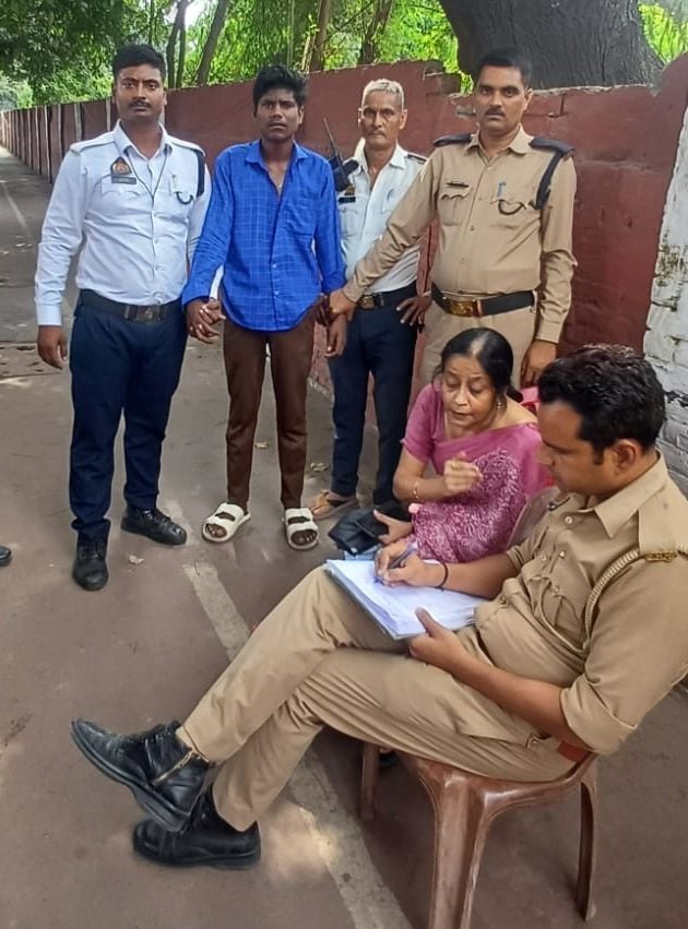 Lucknow News: पर्स छीनकर भाग रहे आरोपी को सिपाहियों और होमगार्ड ने पकड़ा