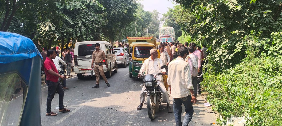Etah News: तेज रफ्तार थी कार, हादसे के बाद मची चीख-पुकार
