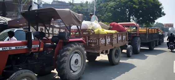 Hathras News: समय की पाबंदी में उलझे किसान, मंडी के गेट पर रोके वाहन