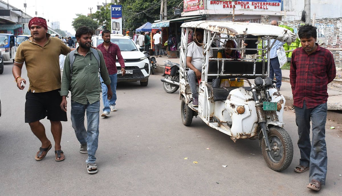 Lucknow News: अवध बस अड्डे पर दलालों का सिंडिकेट हावी, 70 से अधिक डग्गामार वाहन सक्रिय
