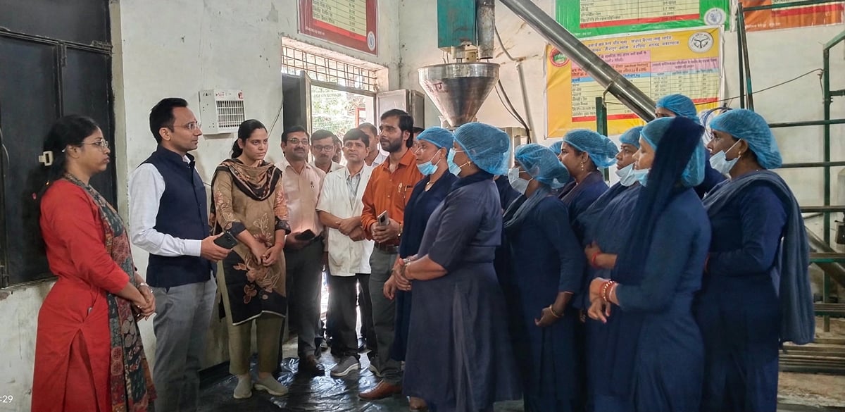 Prayagraj News: नीति आयोग के केंद्रीय प्रभारी ने किया औचक निरीक्षण