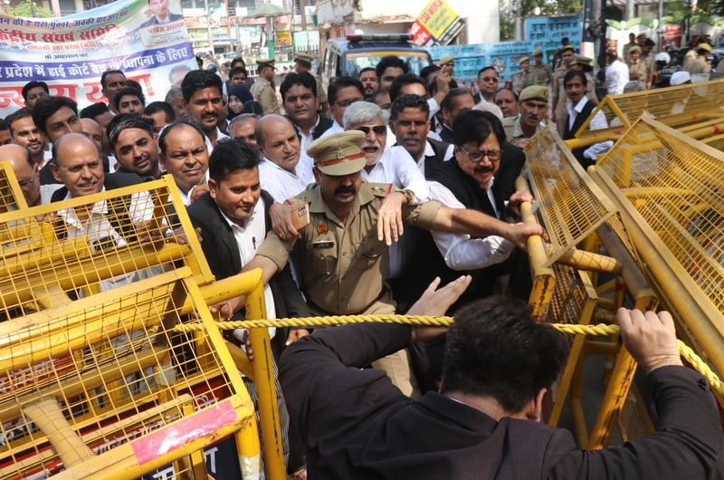 Bijnor News: हाईकोर्ट बेंच को लेकर सड़क पर उतरे अधिवक्ता, बैरिकेडिंग पर पुलिस से नाेकझोंक