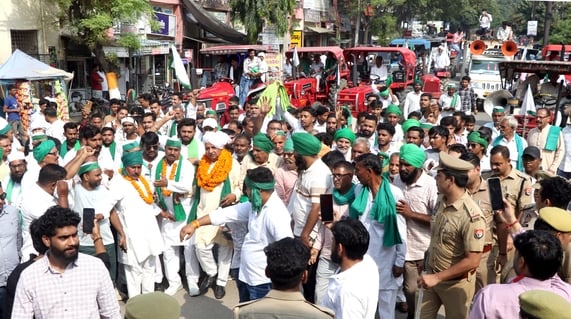 Bijnor News: बैरिकेडिंग पर पुलिस से भिड़े किसान, धक्का-मुक्की और हंगामा