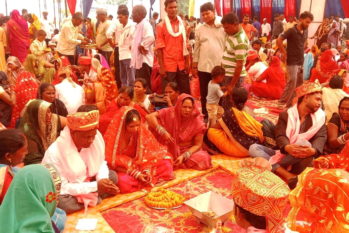 Ballia News: खुशियों के मंडप में एक हुए 82 जोड़े