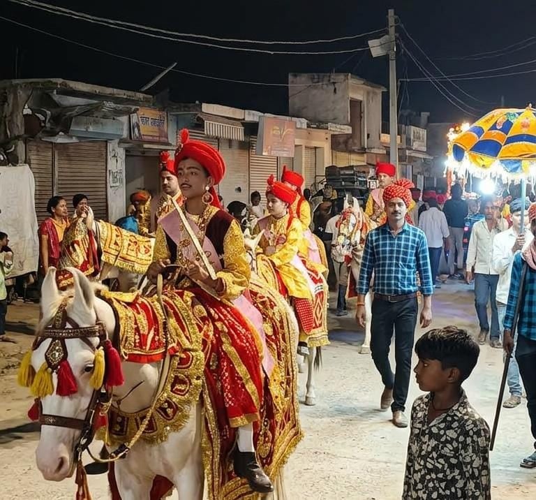 Pilibhit News: अग्रसेन जयंती पर भव्य शोभायात्रा निकाली गई