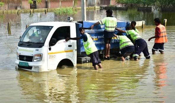 Lucknow News: फर्श धंसी-बोरिंग फेल... नुकसान देख निकल रहे आंसू