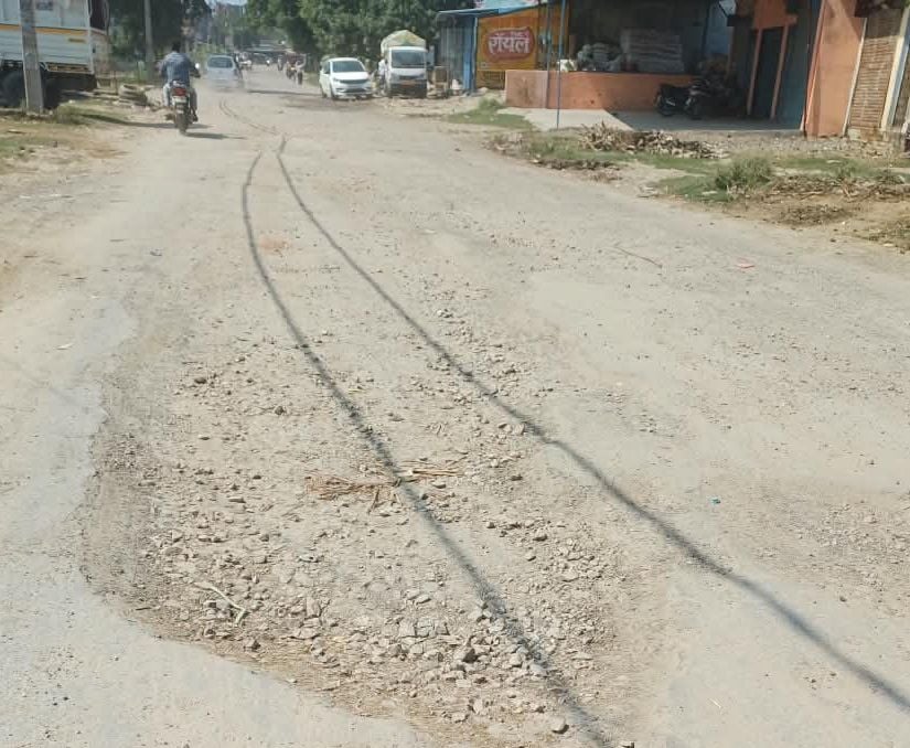 Siddharthnagar News: पांच साल में ही उखड़ गई 22 करोड़ से बनी सड़क