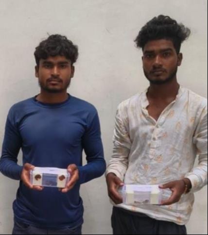 चुनार पुलिस द्वारा गिरफ्तार किए गए चोरी के आरोपी। स्रोत- पुलिस