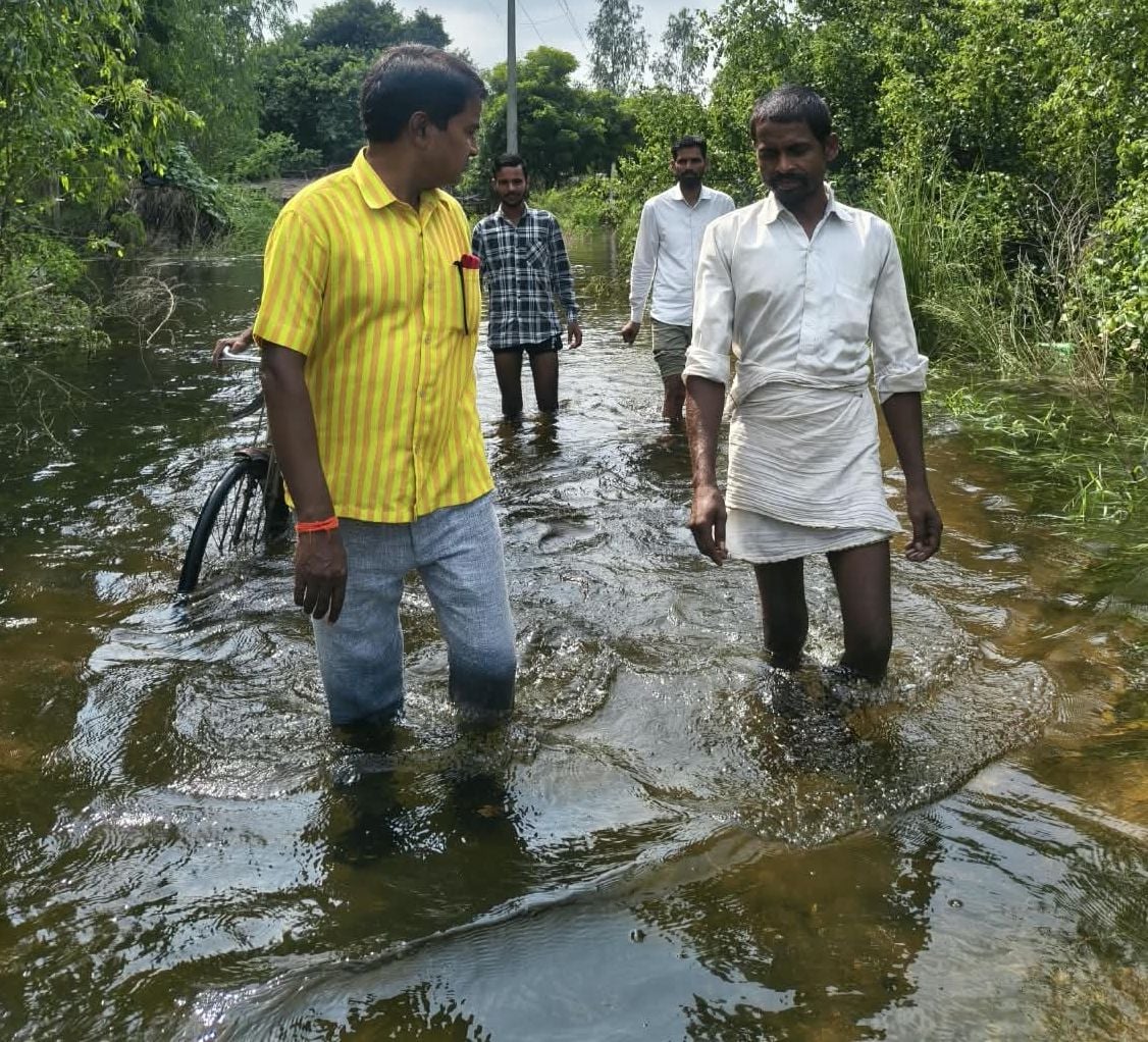 Unnao News: फसल डूबी, खाने के लाले, 20 परिवारों ने छोड़ा गांव