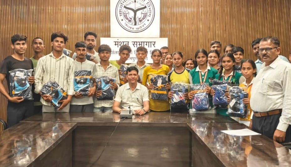 डीआईओएस विनोद मिश्रा के साथ मौजूद टीम। स्रोत: विभाग