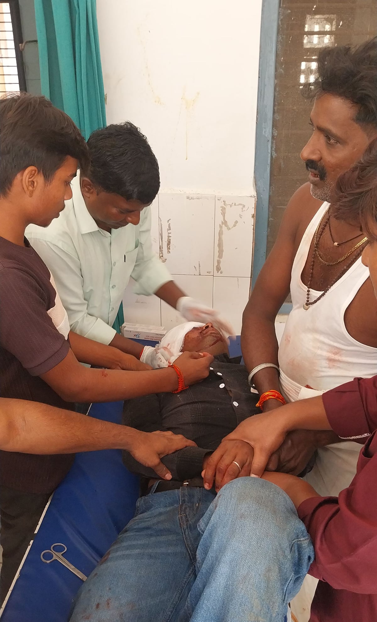 Siddharthnagar News: दो बाइकों की आमने-सामने की टक्कर में तीन घायल