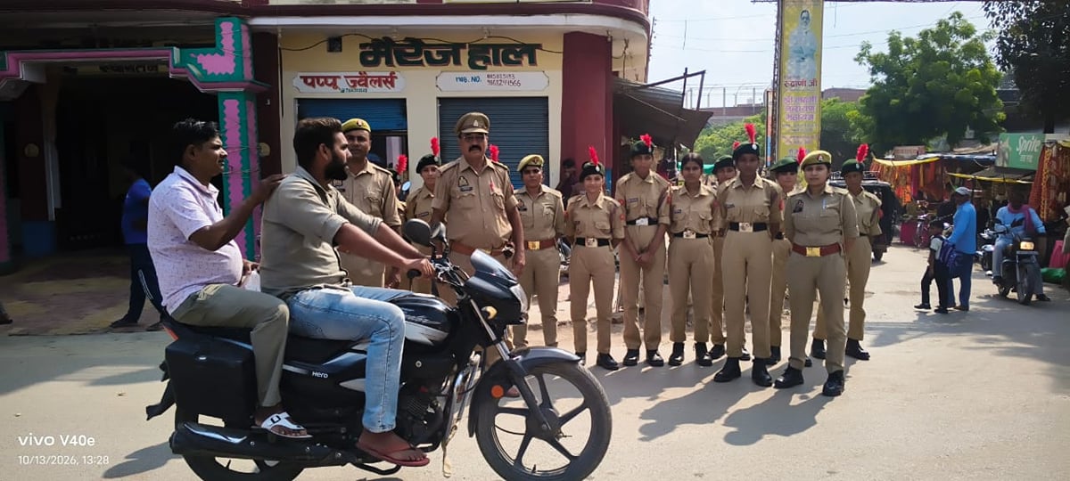 Ghazipur News: छात्राओं ने बाइक और कार सवारों को किया जागरूक