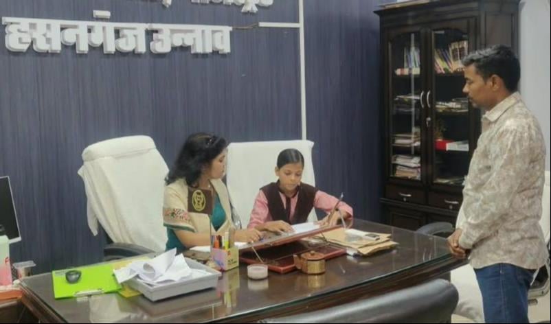 Unnao News: एक दिन की एसडीएम, बीईओ और प्रधान शिक्षक बनीं छात्राओं ने समझी जिम्मेदारी