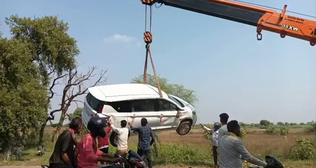 Jalaun News: आवारा जानवरों को बचाने में खाई में पलटे वाहन