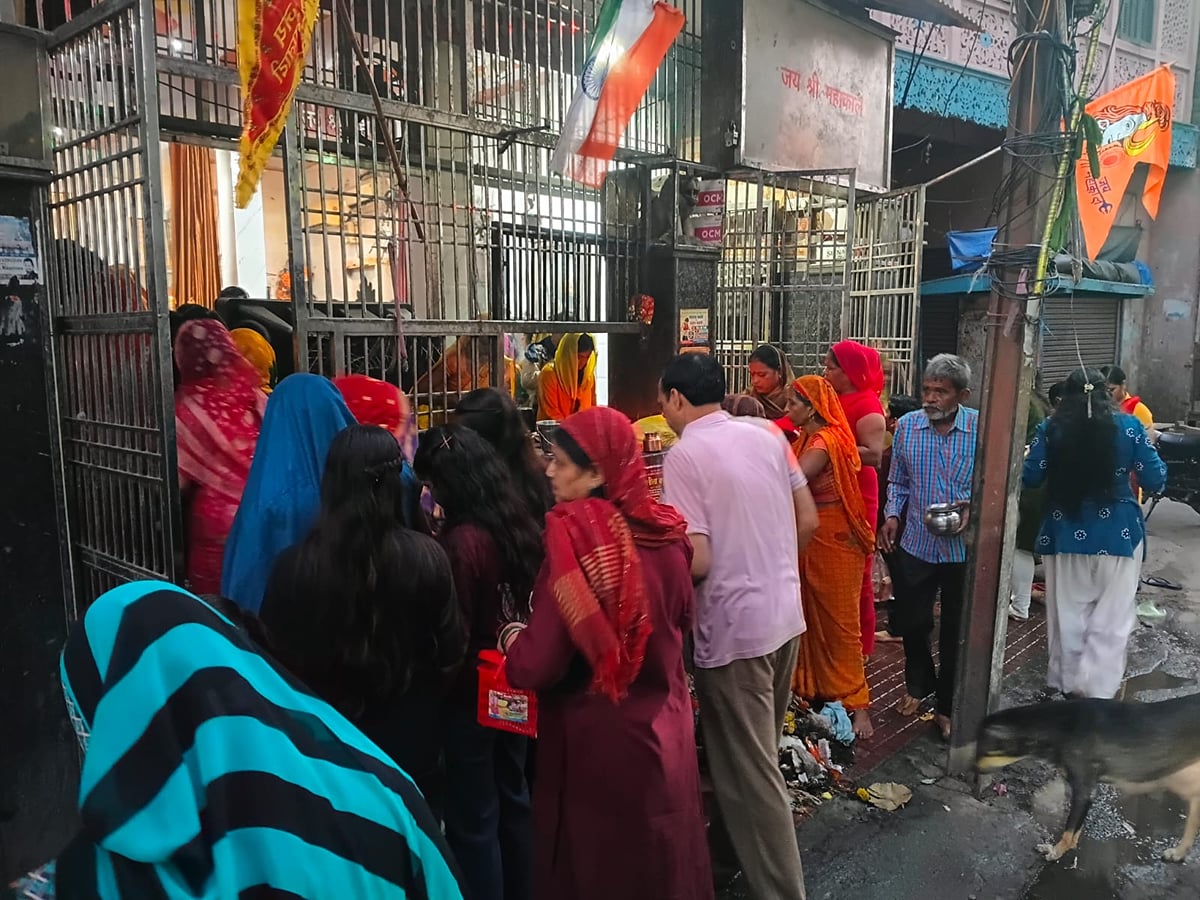Kasganj News: चौथे दिन गूंजे माता के जयकारे, देवी मंदिरों में उमड़ी श्रद्धालुओं की भारी भीड़