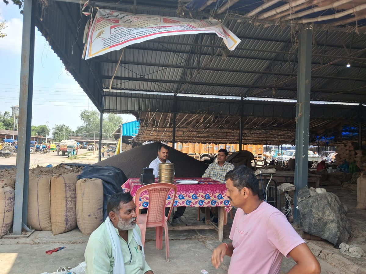 Hamirpur News: नीलामी चबूतरों पर व्यापारियों का कब्जा, आदेश बेअसर