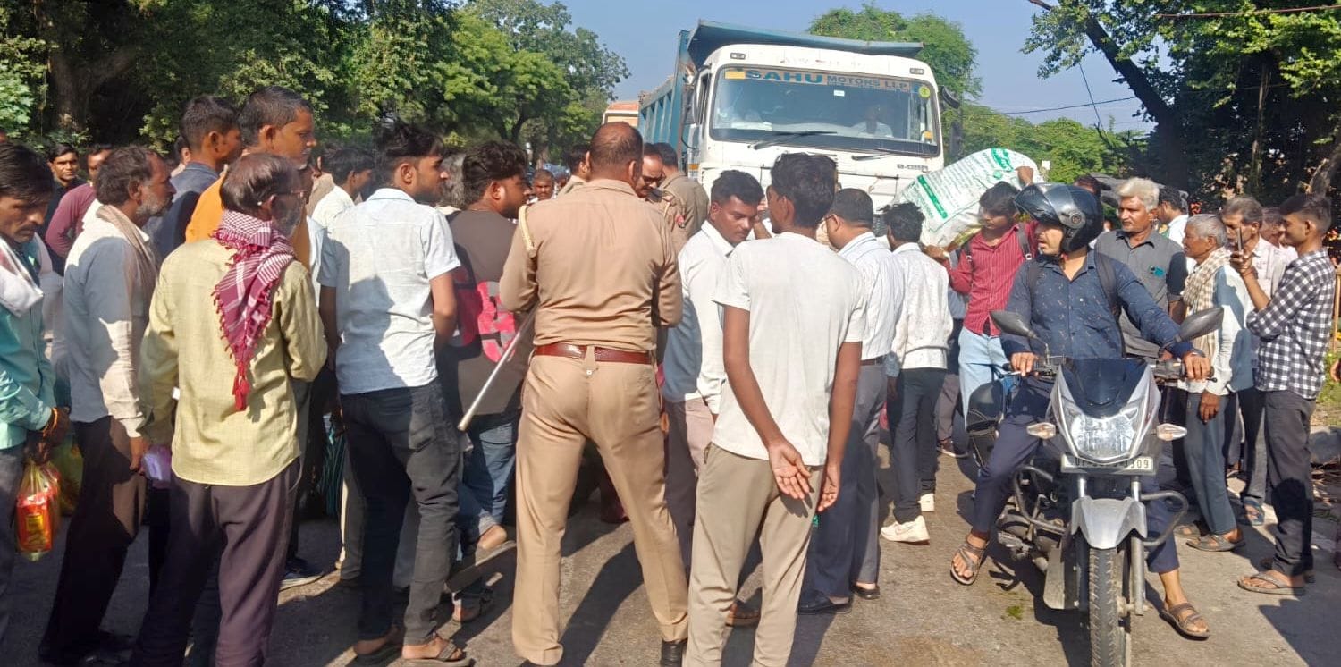 फोटो 14 एमएएचपी 04 परिचय-झांसी-मिर्जापुर हाईवे पर भरवारा गांव के पास खाद के लिए जाम लगाए किसानो