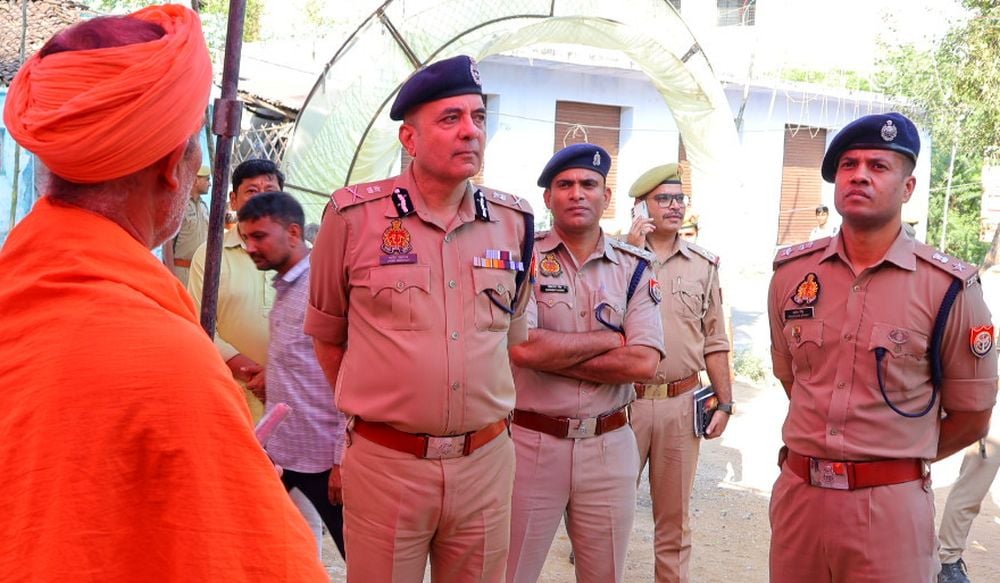 Mahoba News: मिशन शक्ति अभियान की समीक्षा कर एडीजी ने परखी सुरक्षा