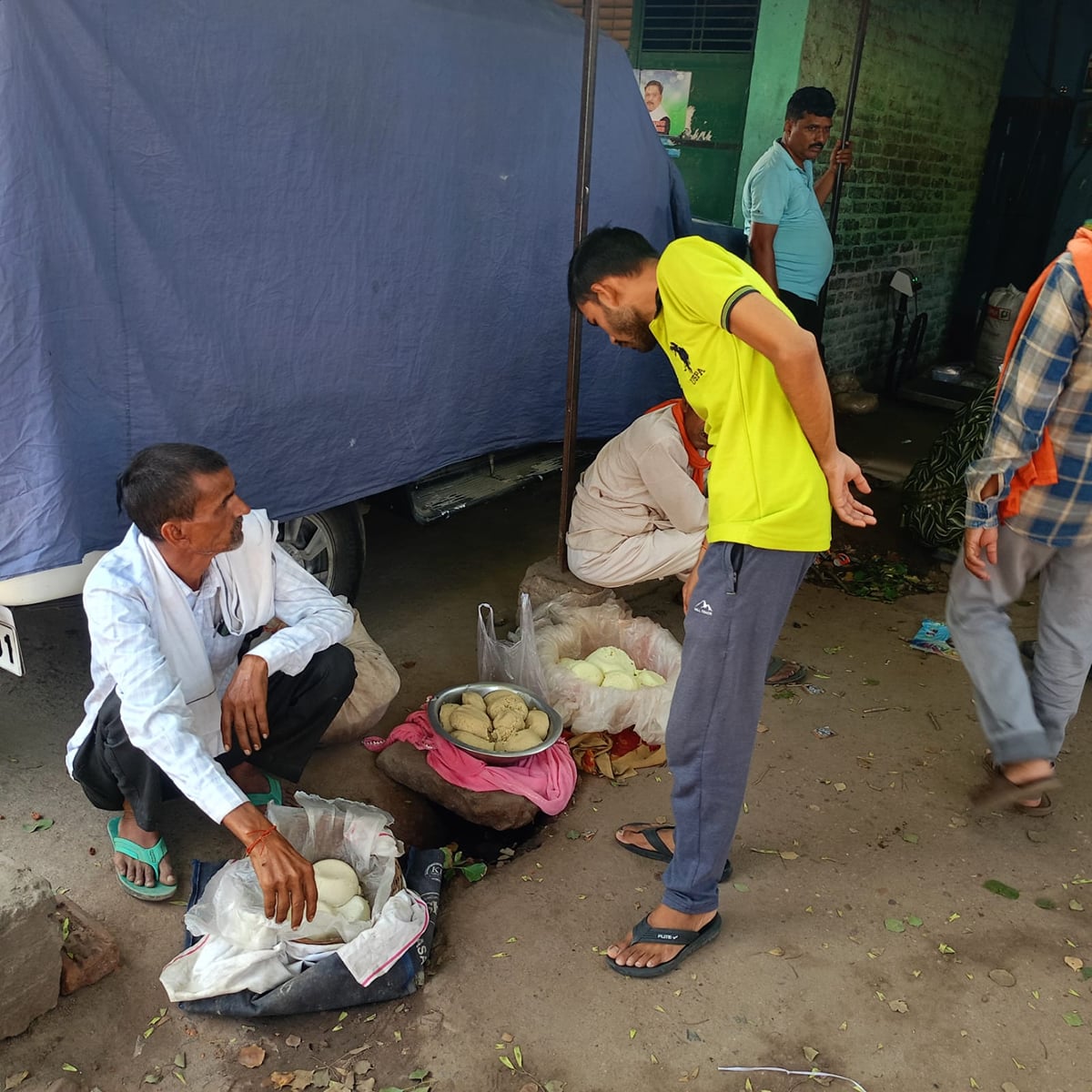 Chitrakoot News: चित्रकूट का खोया ओडीओपी का सितारा, बिक रहा फुटपाथ पर