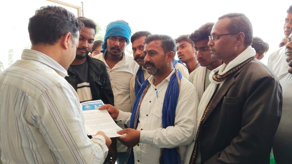 Chitrakoot News: भ्रष्टाचार और बिजली समस्या पर सौंपा ज्ञापन