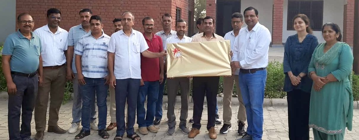फोटो 14जेएनडी15-खेड़ा खेमावती स्कूल में स्टेट टीचर अवार्ड-2025 से सम्मानित सतीश सरोहा को उपहार 