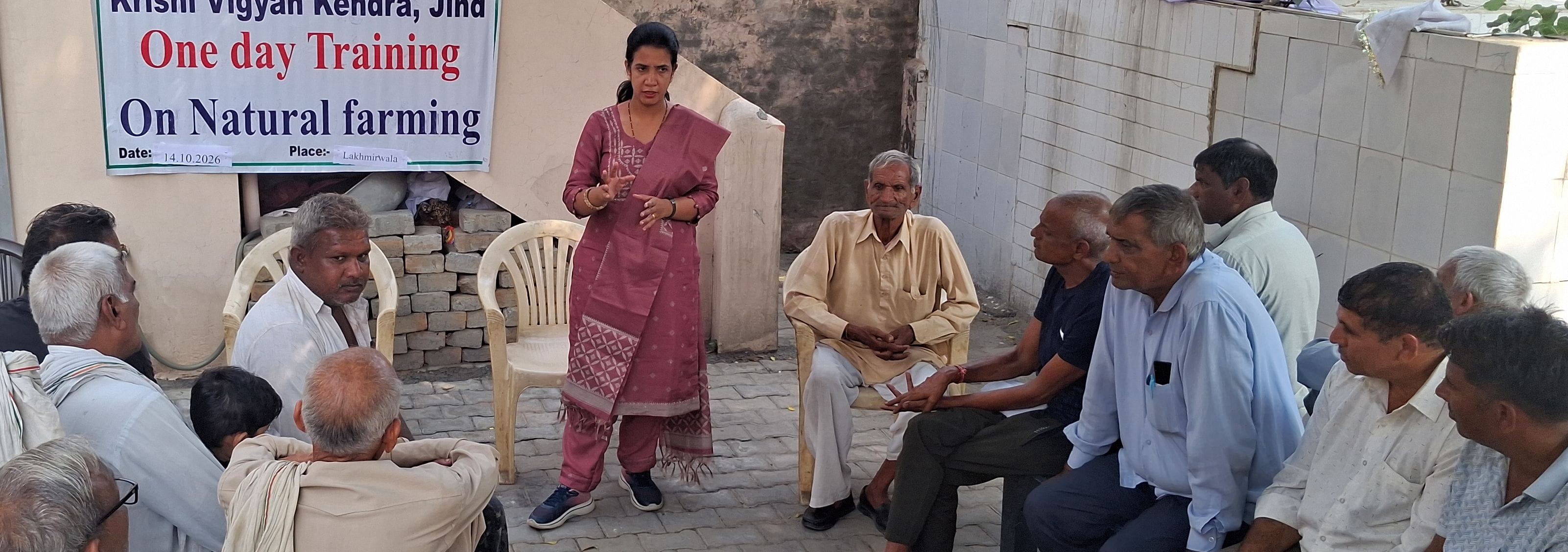 फोटो 14जेएनडी18-लखमीरवाला में किसानों को प्राकृतिक खेती की तकनीकों की जानकारी देतीं डॉ. प्रीति 