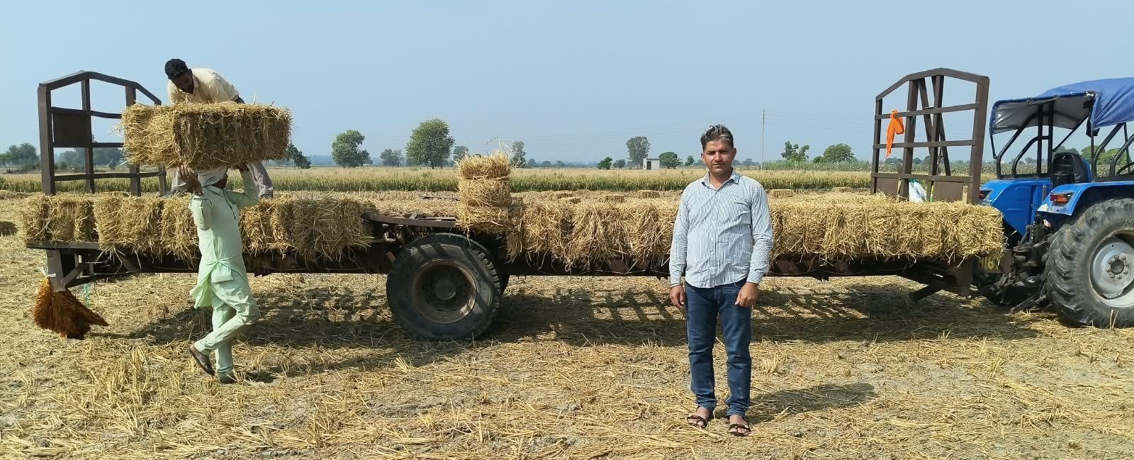 फोटो 14जेएनडी23-खेत में धान की पराली की मशीन से बनाई गई गांठ। स्रोत प्रशासन