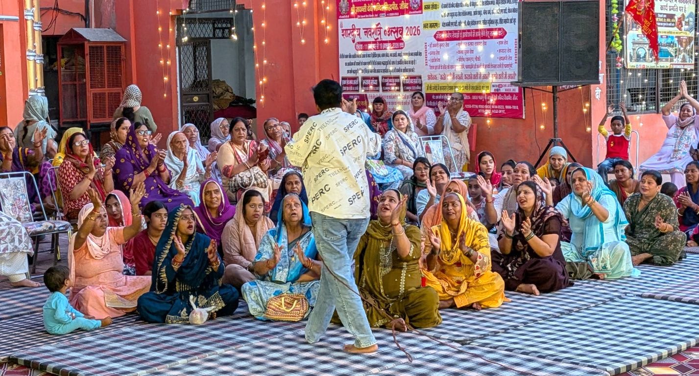 फोटो 14जेएनडी26-जयंती देवी मंदिर में भजन सुनते हुए श्रद्धालु। स्रोत श्रद्धालु