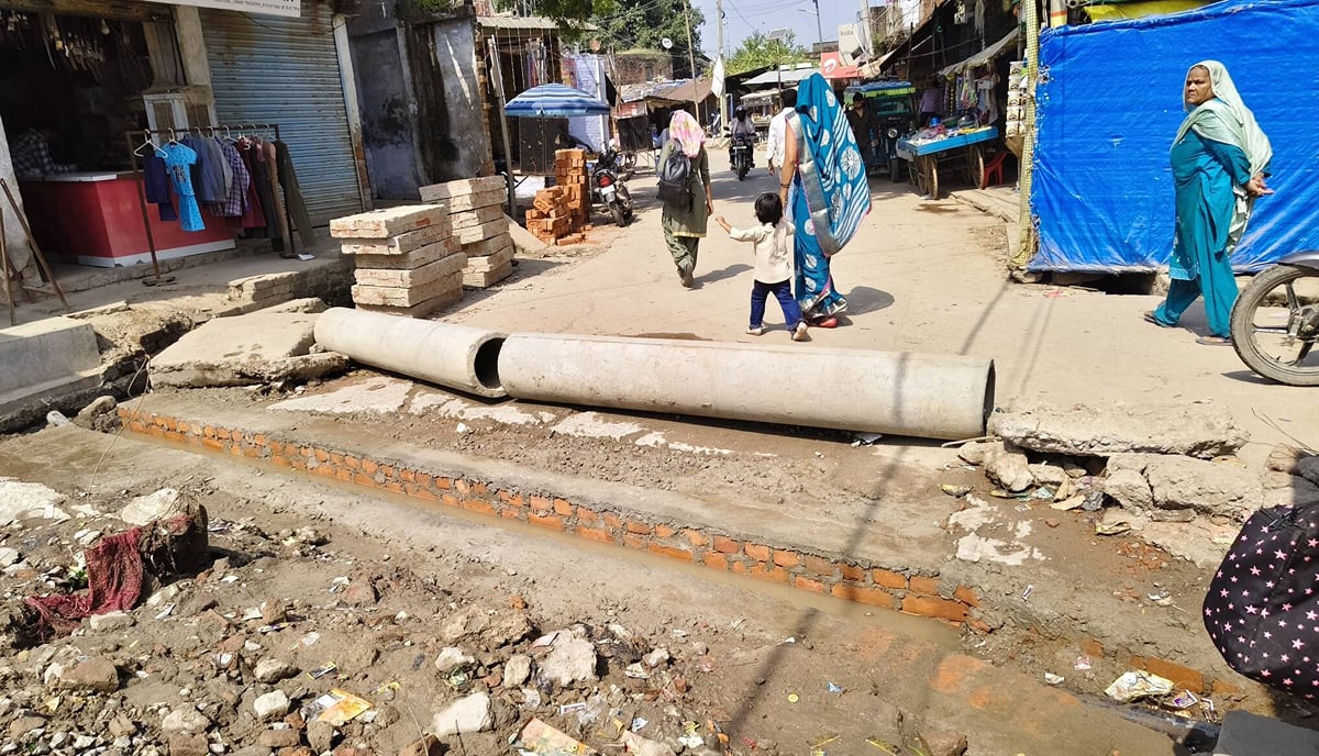 Fatehpur News: कुबरी माता मंदिर के पास सड़क खोदने पर आक्रोश