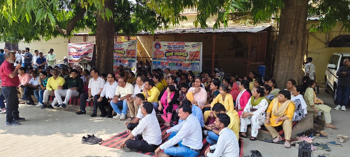 Mainpuri News: संविदा स्वास्थ्य कर्मियों का आंदोलन जारी, विधायक को सौंपा ज्ञापन
