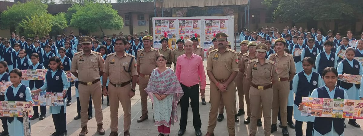 Fatehpur News: छात्राओं को महिला सुरक्षा और हेल्पलाइन की दी जानकारी