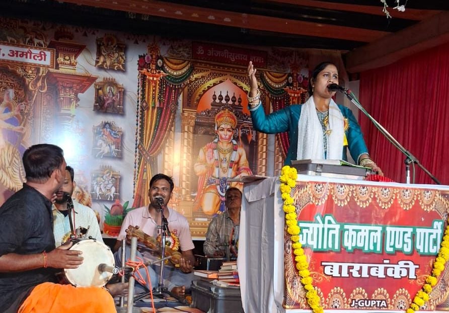 Fatehpur News: रातभर चला जवाबी-कीर्तन का मुकाबला, भजनों पर झूमे श्रद्धालु