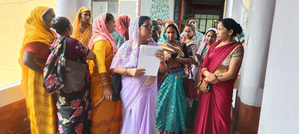 Mainpuri News: मानदेय के लिए समूह सखियों ने डीसी का किया घेराव