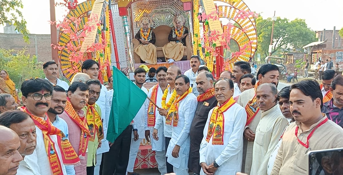 Etawah News: धूमधाम से निकली राम बरात, पुष्प वर्षा से हुआ स्वागत