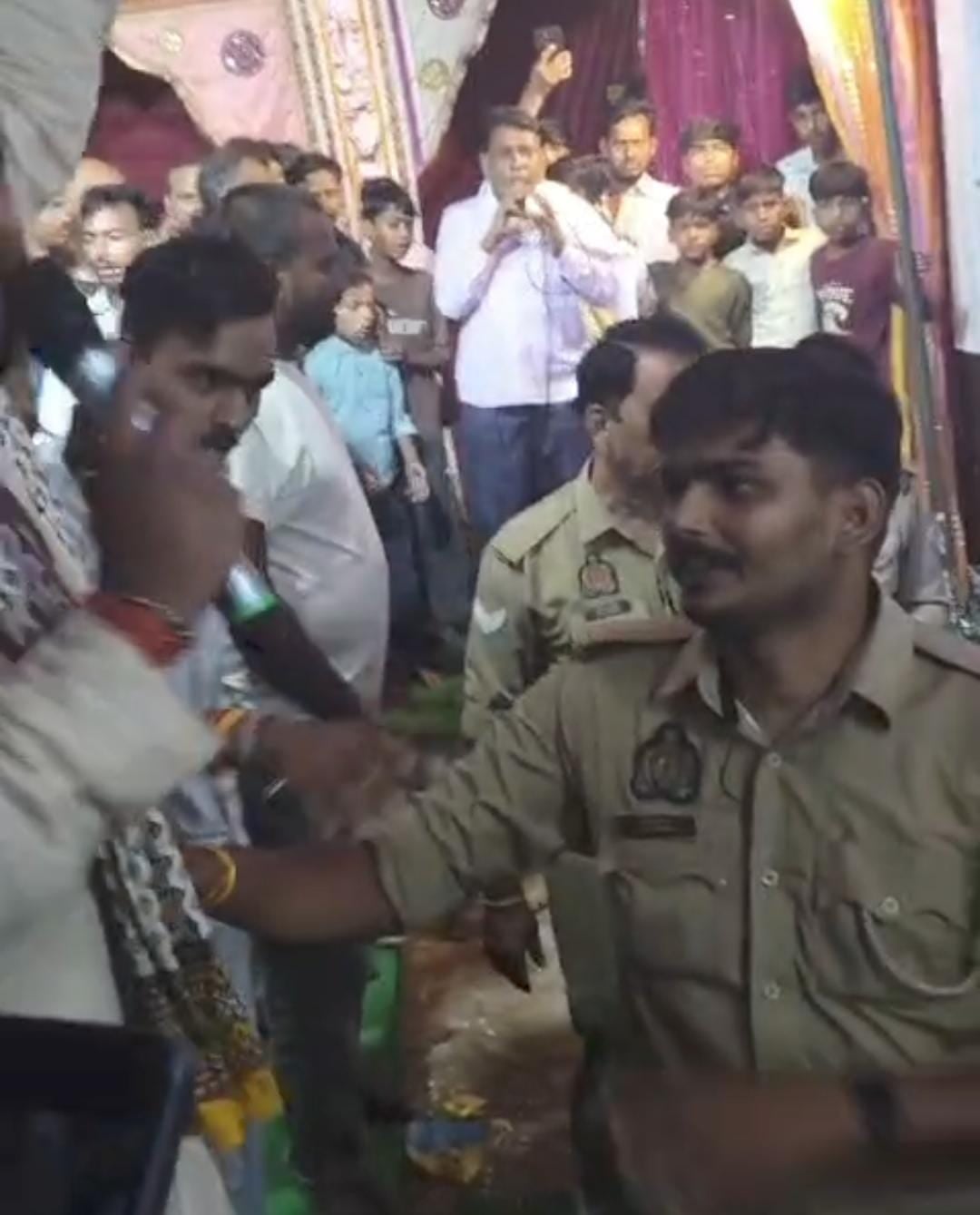 Auraiya News: अश्लील गानों और डांस की सूचना पर पहुंची पुलिस और ग्रामीणों में झड़प