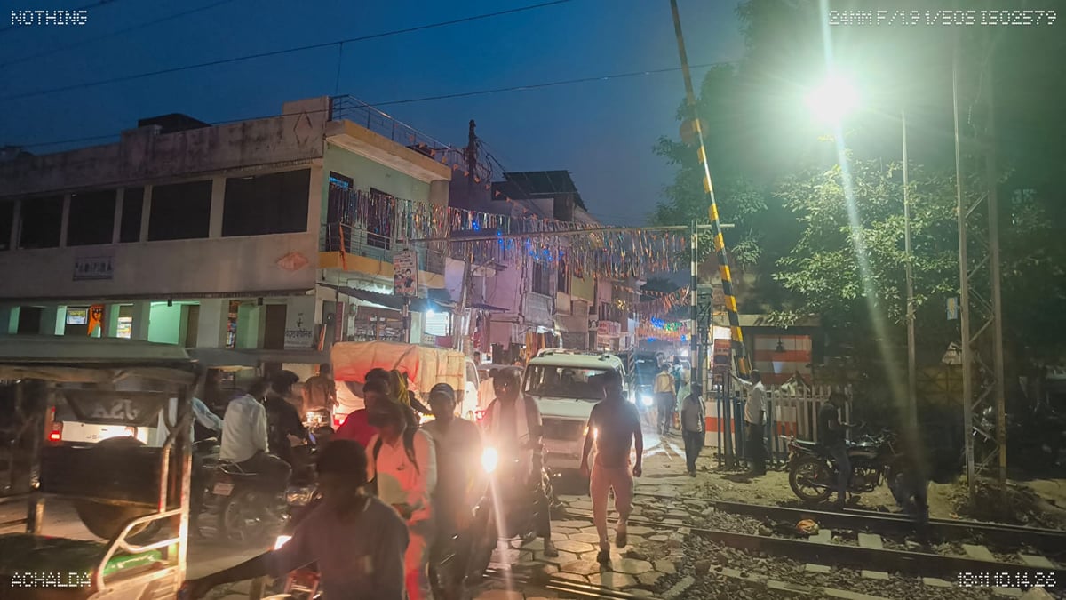 Fatehpur News: फाटक न खुलने से लगा जाम, आउटर पर रोकी गई शताब्दी