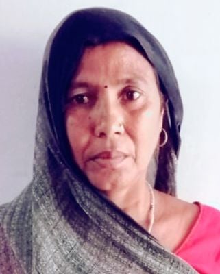 Fatehpur News: बिजली के खंभे से बने स्पीड ब्रेकर पर उछली बाइक, महिला की मौत