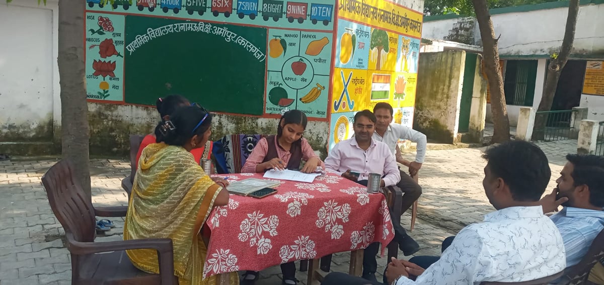 Kasganj News: शिवांगी बनीं एक दिन की खंड शिक्षा अधिकारी