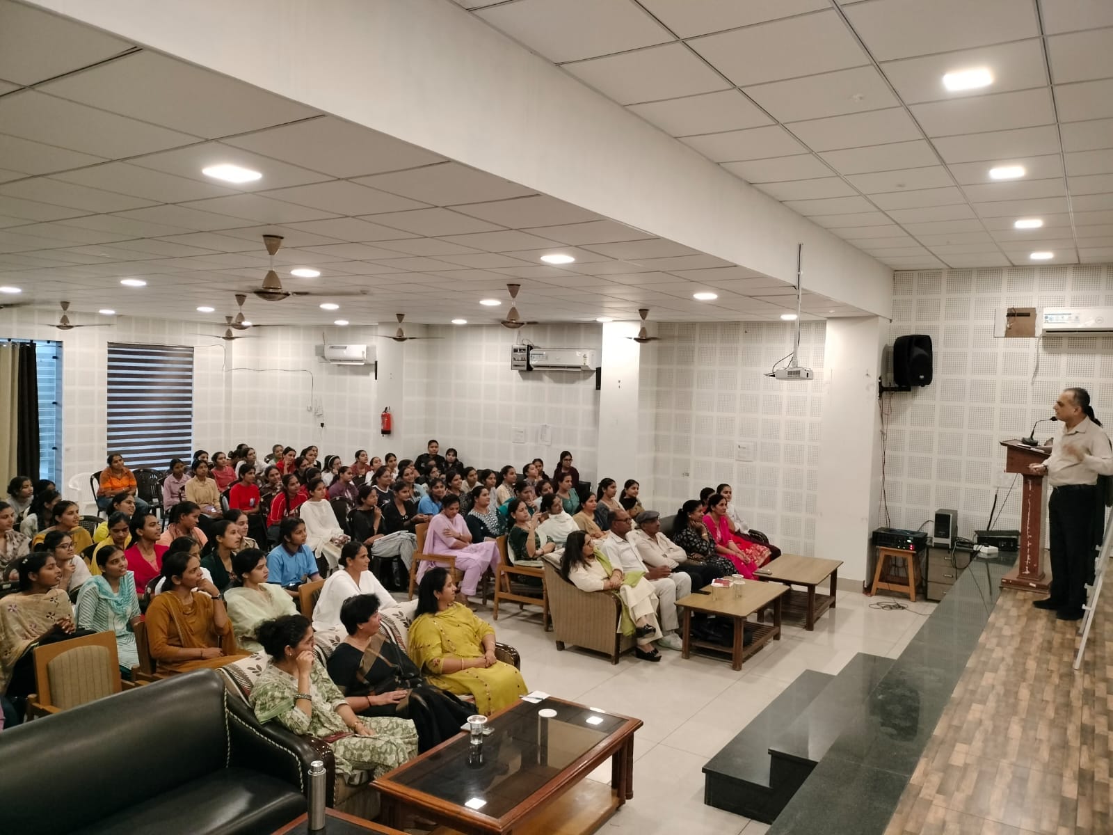 फोटो 9 नरवाना। छात्राओं को वित्तीय साक्षरता और सरकारी योजनाओं की जानकारी देते हुए। स्रोत संस्था