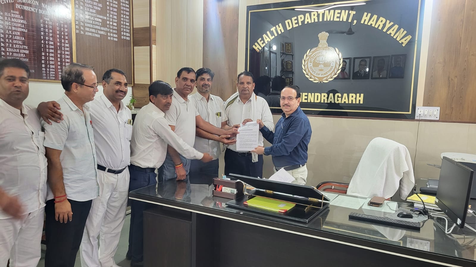 फोटो नंबर- 32सीएमओ को ज्ञापन सौंपते बहुउद्देशीय स्वास्थ्य कर्मचारी एसोसिएशन के सदस्य। स्रोत